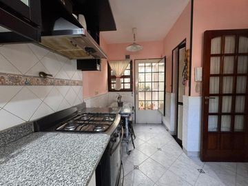 TRÍPLEX 5 AMBIENTES EN VENTA RAMOS MEJÍA /COCHERA