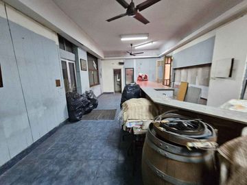 Local comercial con vivienda - Pompeya- venta