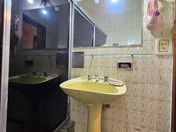 Local comercial con vivienda - Pompeya- venta