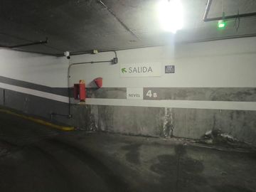 VENTA COCHERA SOBRE AV LAS HERAS EN RECOLETA