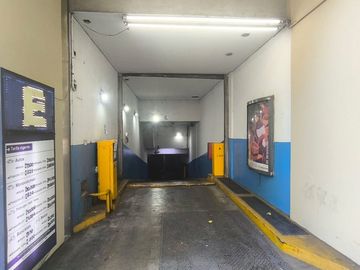 VENTA COCHERA SOBRE AV LAS HERAS EN RECOLETA