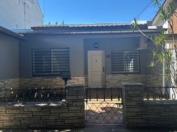 Casa en una plata c/ gran jardín venta en Saavedra