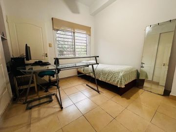 Casa en una plata c/ gran jardín venta en Saavedra