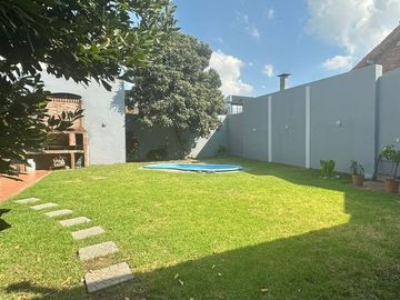 Casa en una plata c/ gran jardín venta en Saavedra
