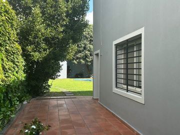 Casa en una plata c/ gran jardín venta en Saavedra
