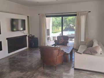 VENTA CASA BARRIO C.U.B.E. 4 DORM QUINCHO PILETA