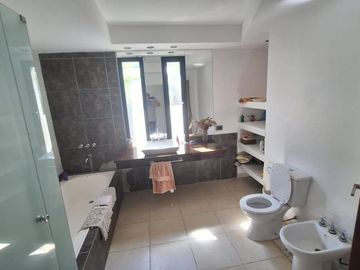 VENTA CASA BARRIO C.U.B.E. 4 DORM QUINCHO PILETA