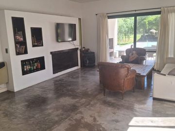 VENTA CASA BARRIO C.U.B.E. 4 DORM QUINCHO PILETA