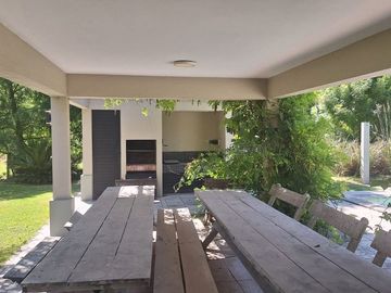 VENTA CASA BARRIO C.U.B.E. 4 DORM QUINCHO PILETA