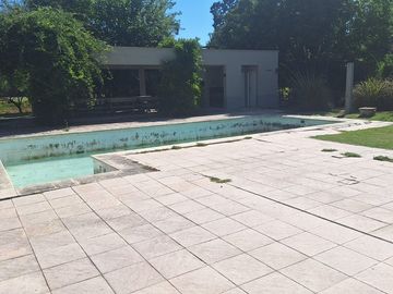 VENTA CASA BARRIO C.U.B.E. 4 DORM QUINCHO PILETA