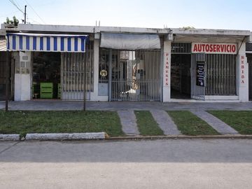 CASA MAS DOS LOCALES CON RENTA.