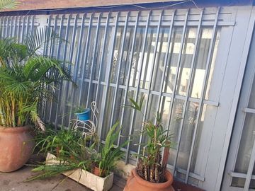 CASA MAS DOS LOCALES CON RENTA.
