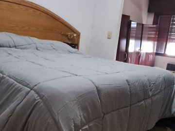 CASA MAS DOS LOCALES CON RENTA.