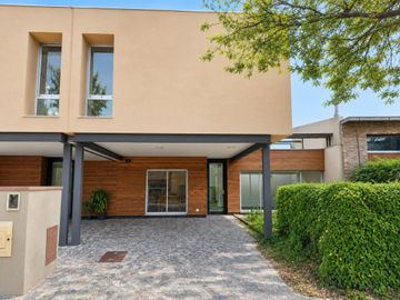 Venta casa 3amb cochera patio hurlingham PERMUTA