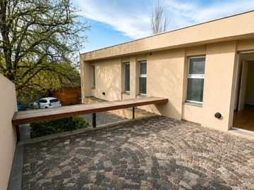 Venta casa 3amb cochera patio hurlingham PERMUTA