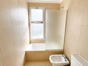 Venta casa 3amb cochera patio hurlingham PERMUTA