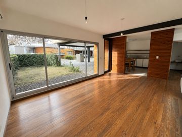 Venta casa 3amb cochera patio hurlingham PERMUTA