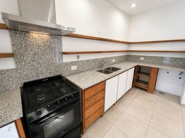 Venta casa 3amb cochera patio hurlingham PERMUTA