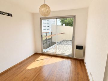 Venta casa 3amb cochera patio hurlingham PERMUTA