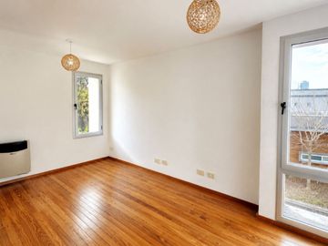Venta casa 3amb cochera patio hurlingham PERMUTA