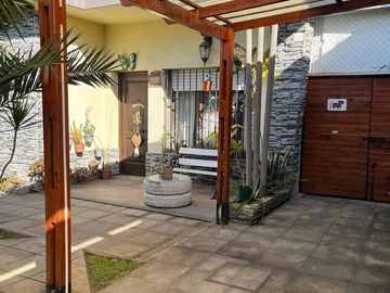 VENTA CASA 4 AMBIENTES EN CASTELAR PATIO GARAGE