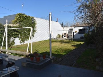 VENTA CASA 4 AMBIENTES EN CASTELAR PATIO GARAGE