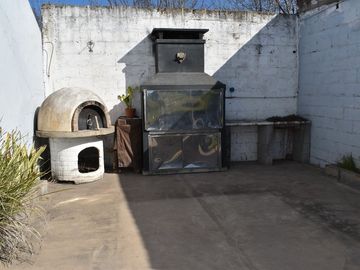 VENTA CASA 4 AMBIENTES EN CASTELAR PATIO GARAGE