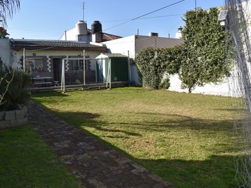 VENTA CASA 4 AMBIENTES EN CASTELAR PATIO GARAGE