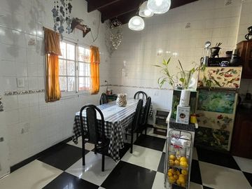 VENTA CASA 4 AMBIENTES EN CASTELAR PATIO GARAGE