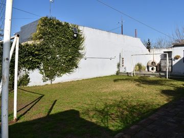 VENTA CASA 4 AMBIENTES EN CASTELAR PATIO GARAGE