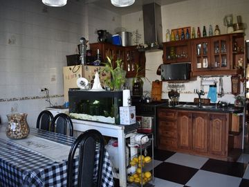 VENTA CASA 4 AMBIENTES EN CASTELAR PATIO GARAGE