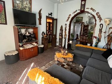 VENTA CASA 4 AMBIENTES EN CASTELAR PATIO GARAGE