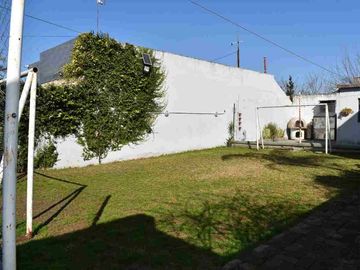 VENTA CASA 4 AMBIENTES EN CASTELAR PATIO GARAGE