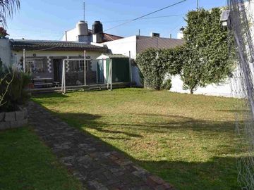 VENTA CASA 4 AMBIENTES EN CASTELAR PATIO GARAGE