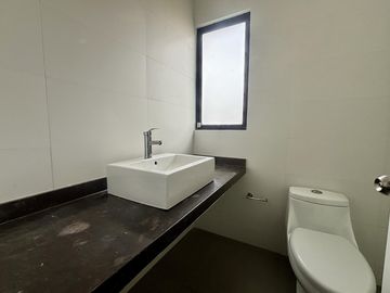 PUNTA TIBURON, Casa en VENTA con sala de TV y cuarto de servicio