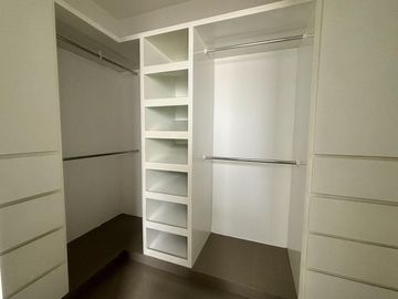 PUNTA TIBURON, Casa en VENTA con sala de TV y cuarto de servicio