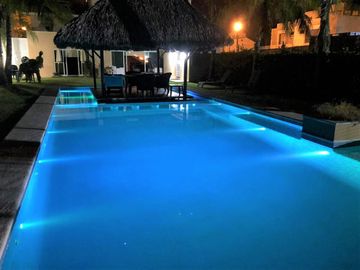 LOMAS RESIDENCIAL, CASA en VENTA, con amplio jardín y alberca