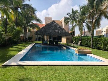 LOMAS RESIDENCIAL, CASA en VENTA, con amplio jardín y alberca