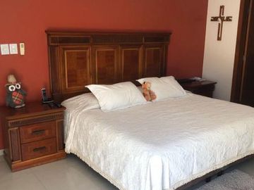 LOMAS RESIDENCIAL, CASA en VENTA, con amplio jardín y alberca