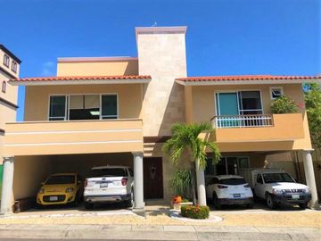 LOMAS RESIDENCIAL, CASA en VENTA, con amplio jardín y alberca