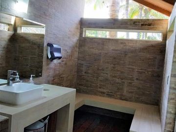 LOMAS RESIDENCIAL, CASA en VENTA, con amplio jardín y alberca