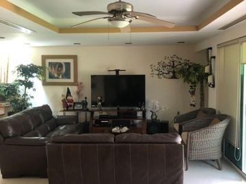 LOMAS RESIDENCIAL, CASA en VENTA, con amplio jardín y alberca