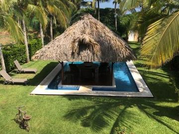 LOMAS RESIDENCIAL, CASA en VENTA, con amplio jardín y alberca