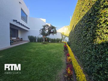 CASA EN VENTA EN ESQUINA, EN LOMAS 4TA