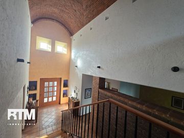 CASA EN VENTA EN ESQUINA, EN LOMAS 4TA