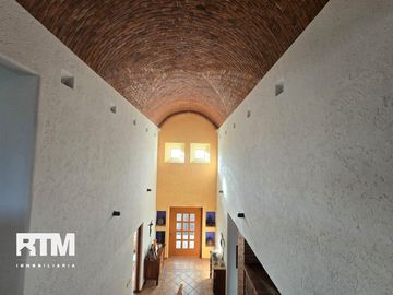CASA EN VENTA EN ESQUINA, EN LOMAS 4TA