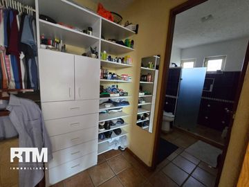 CASA EN VENTA EN ESQUINA, EN LOMAS 4TA