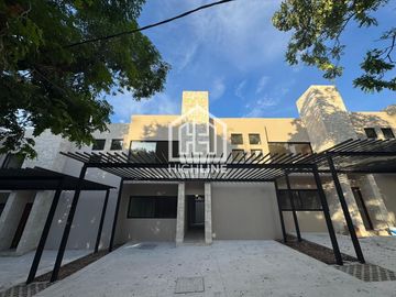 CASA DE 3 RECÁMARAS, TERRAZA, BALCÓN,ALBERCA PRIVADA. PLAYA DEL CARMEN. ENTREGA INMEDIATA.