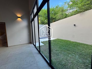 CASA DE 3 RECÁMARAS, TERRAZA, BALCÓN,ALBERCA PRIVADA. PLAYA DEL CARMEN. ENTREGA INMEDIATA.