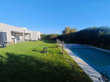 VENTA CASA BARRIO SAN GABRIEL. UNA PLANTA. PILETA